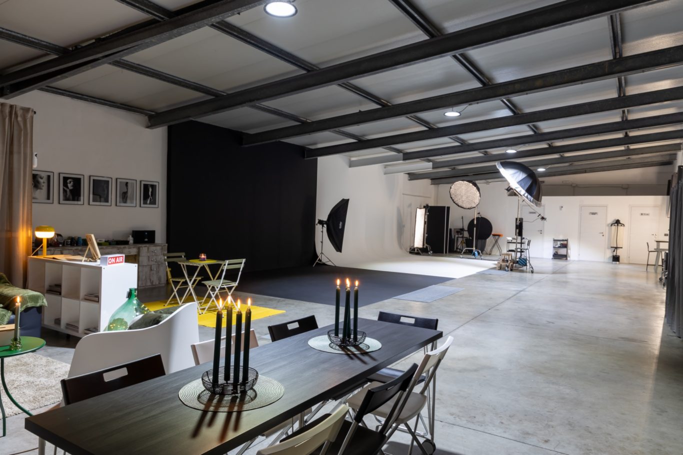 Ampio studio di fotografia con tavolo, sedie e attrezzature per ripresa. Alessandria