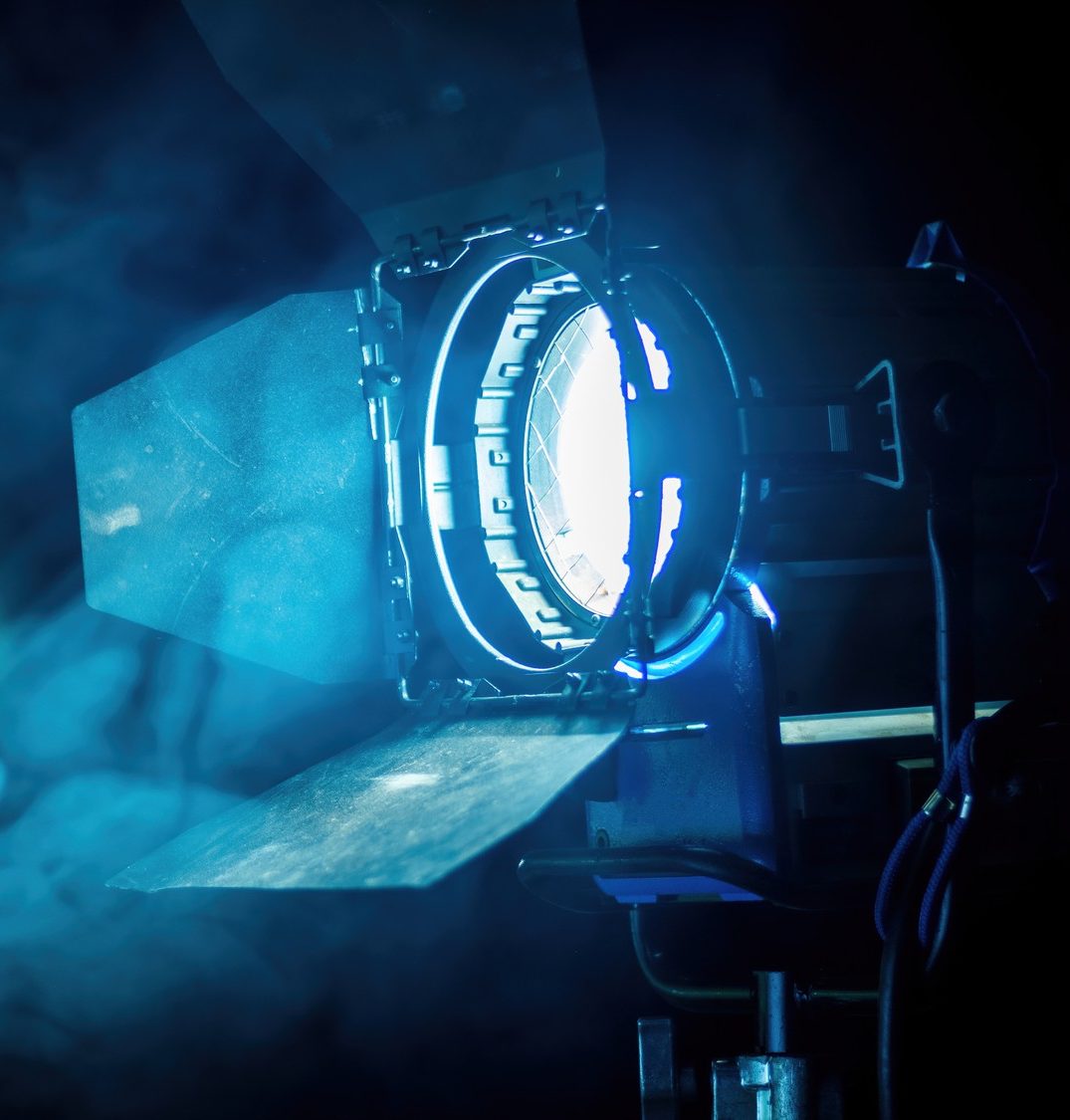 Faro da scena con luce blu e fumi, utilizzato per illuminazione teatrale.