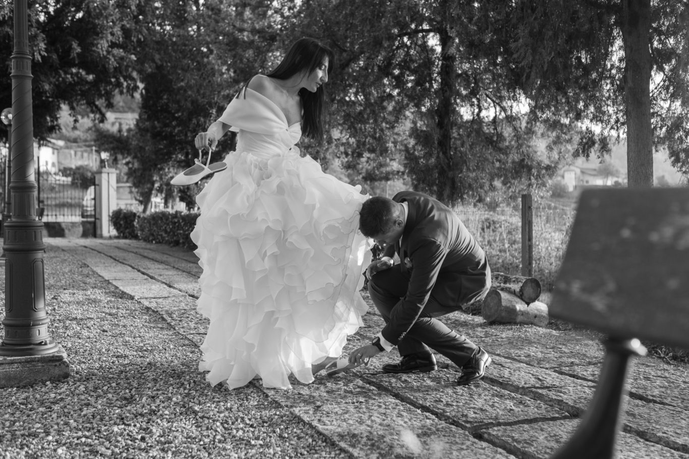 Sposo sistema il vestito della sposa in un ambiente naturale e romantico.