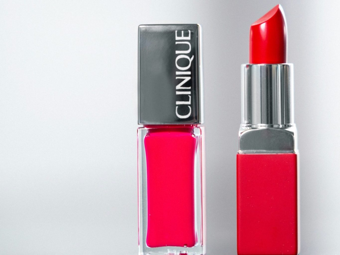 Rossetto rosso brillante Clinique con confezione elegante.