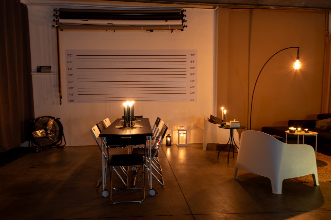 Interno di un soggiorno moderno con tavolo, sedie, illuminazione calda e decorazioni eleganti.