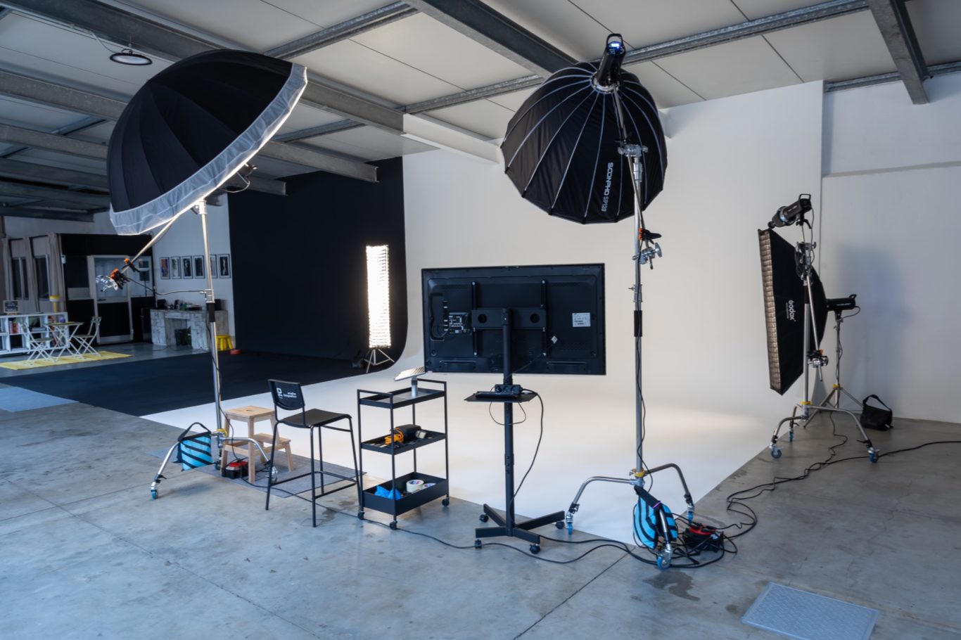 Configurazione dello studio con apparecchiature di illuminazione, fondali e monitor per la fotografia. Alessandria 