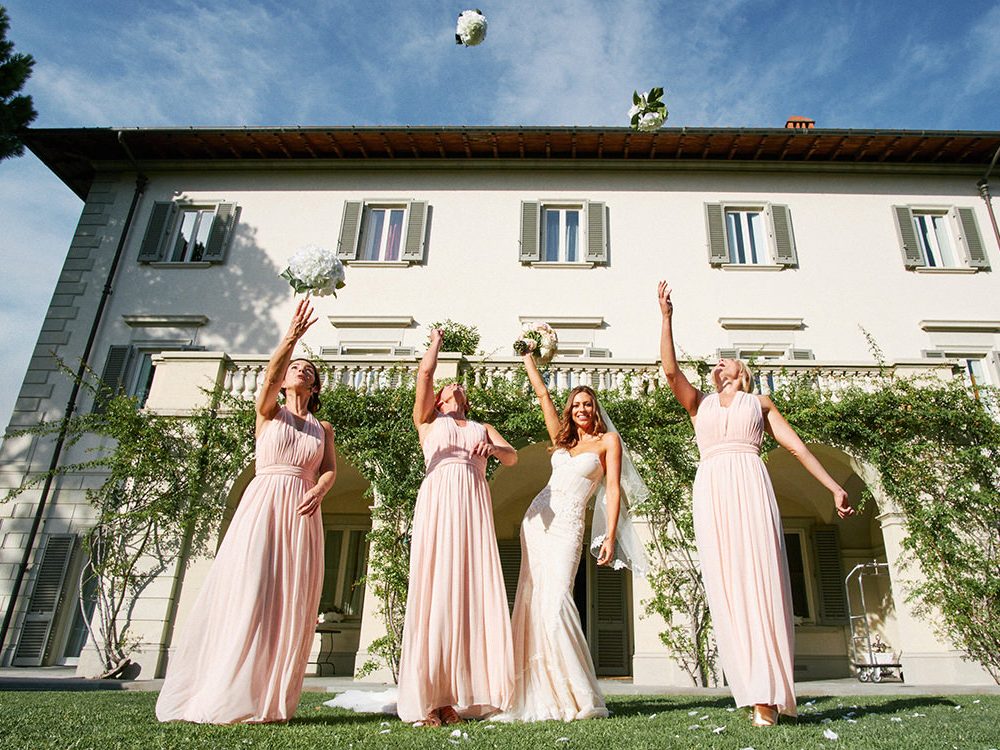 Sposa e damigelle lanciano il bouquet