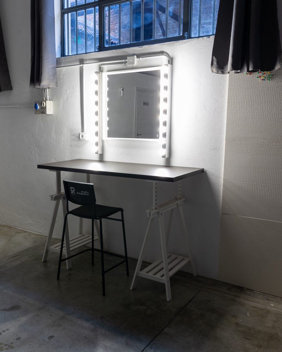 Angolo makeup disponibile nello studio fotografico ad Alessandria